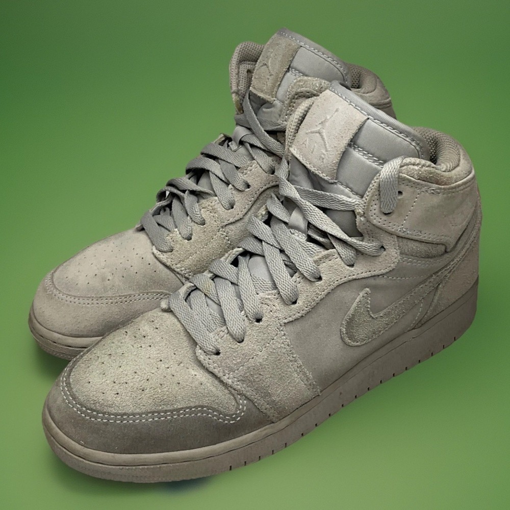 Nike Jordan 1 Retro High Kids Size 7Y Suede Wolf Grey‎ Sneakers 705300-031